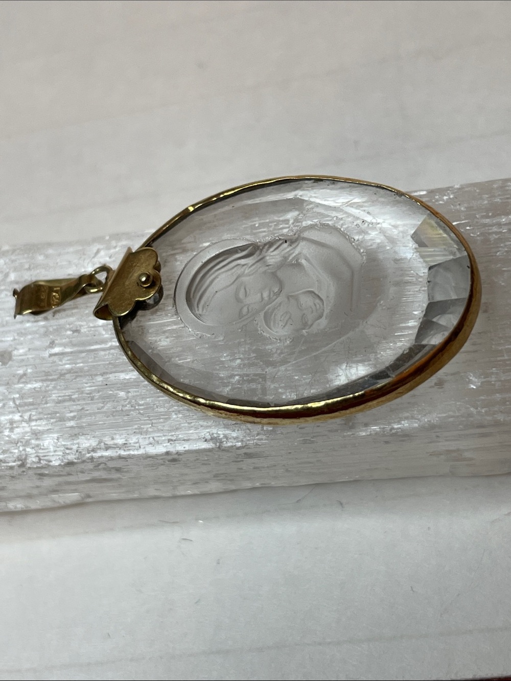 Vintage Italian Reverse Carved Madonna & Child Quartz Pendent 750 Gold Frame - Picture 7 of 9